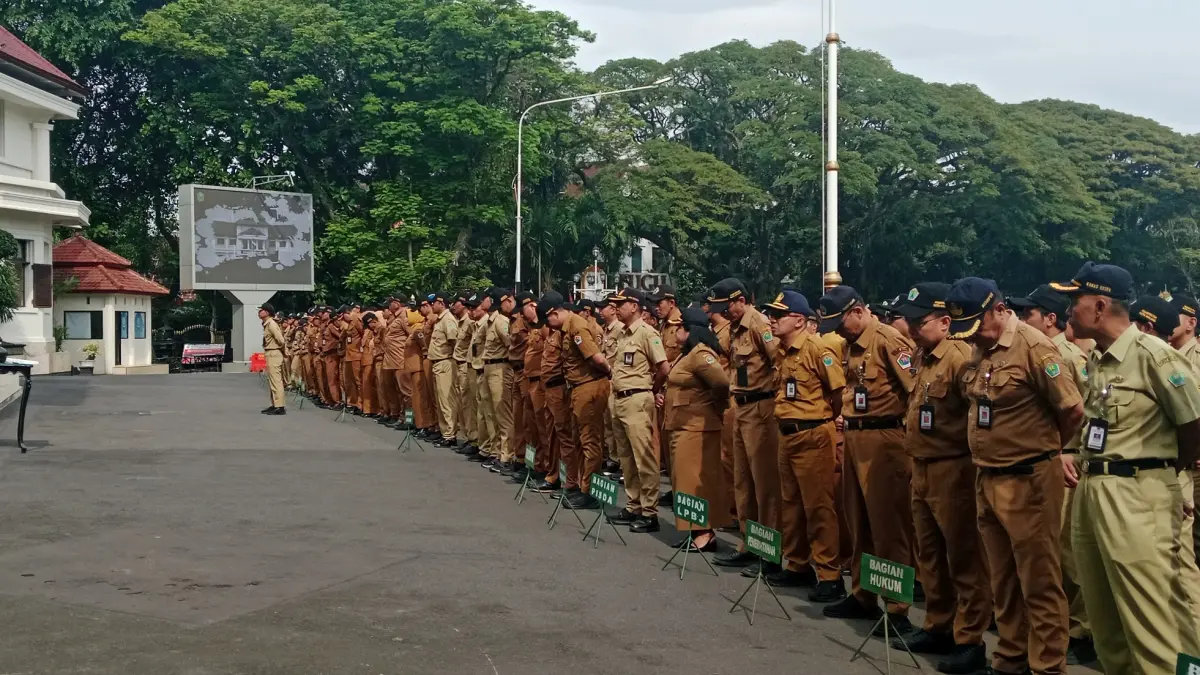 ASN Pemkot Malang menjalani apel pagi di halaman Balai Kota Malang. (Andika Satria Perdana/Radar Malang)