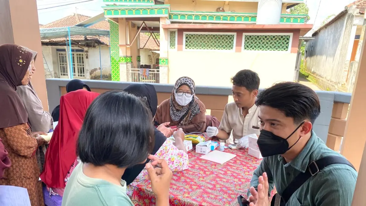 BAKTI SOSIAL. Antusiasme dari warga dusun Mojosari, Ngenep, saat mengikuti pemeriksaan kesehatan gratis oleh RS Prasetya Husada