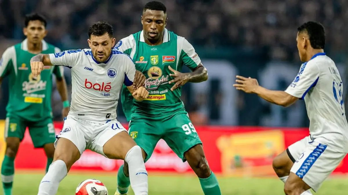 Duel taktik panas! Marcos Santos (Arema) vs Bernardo Tavares (Persebaya). Sama-sama sukses menjauhkan tim dari zona degradasi, siapa yang akan keluar sebagai pemenang di leg kedua Derbi Jawa Timur?. (Instagram @officialpersebaya)