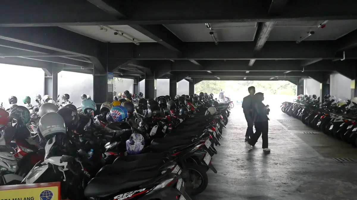 JADI BAHAN EVALUASI: Keluhan hilangnya barang bawaan di gedung parkir Kajoetangan Heritage mulai banyak disampaikan warga. (Darmono / Radar Malang)