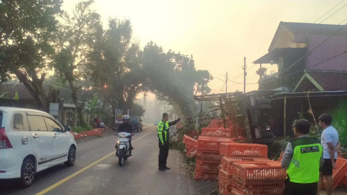 LAKA: Personel Satlantas Polres Malang melakukan olah Tempat Kejadian Perkara (TKP) kecelakaan truk versus sepeda motor di Jalan Raya Jatiguwi, Kecamatan Sumberpucung kemarin (17/4)