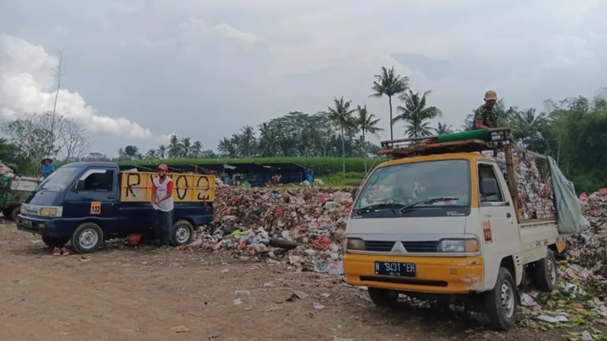 PENGANGKUTAN: Armada mengirim sampah secara rutin di TPA Talanagung, Kecamatan Kepanjen kemarin (17/4).