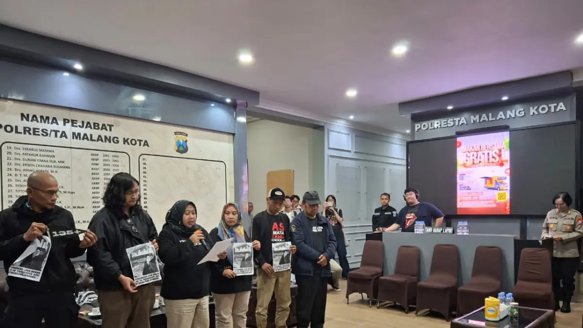 Perwakilan keluarga korban tragedi Kanjuruhan menyampaikan aspirasi di Polresta Malang Kota, Kamis (16/4) sore. (Nabila Amelia/Radar Malang)