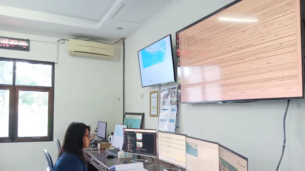 Prakirawan MKG Stasiun Geofisika Kelas III Malang memantau gempa di Malang. (Indah Mei Yunita/Radar Malang)