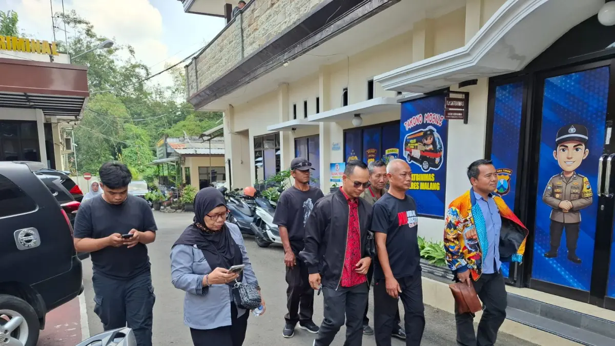 SIAPKAN PRAPERADILAN: Terlapor berinisial HW didampingi kuasa hukumnya, M. Sholeh menjelang pemeriksaan di Mapolres Malang kemarin (17/4). 