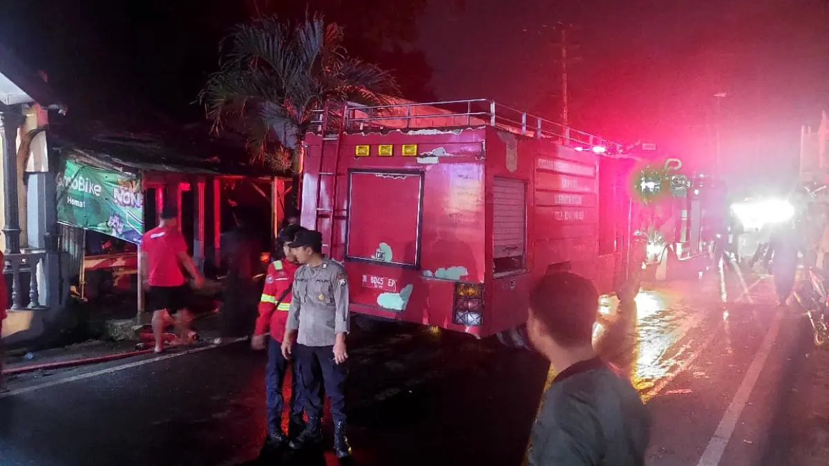 SIGAP: Aparat kepolisian bersama tim damkar Kabupaten Malang tiba di lokasi untuk memadamkan kobaran api kemarin (17/4).
