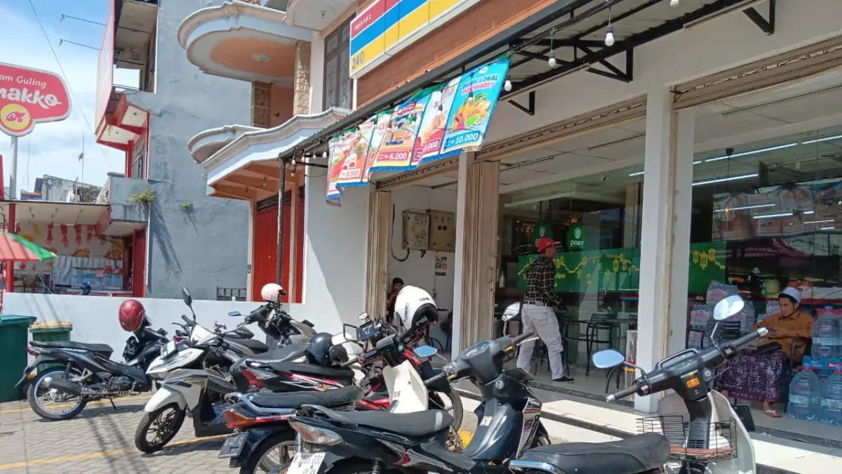 SUMBER PENDAPATAN: Deretan motor di depan minimarket Pakisaji, Kabupaten Malang turut menyumbang Pendapatan Asli Daerah (PAD) dari sektor pajak parkir.