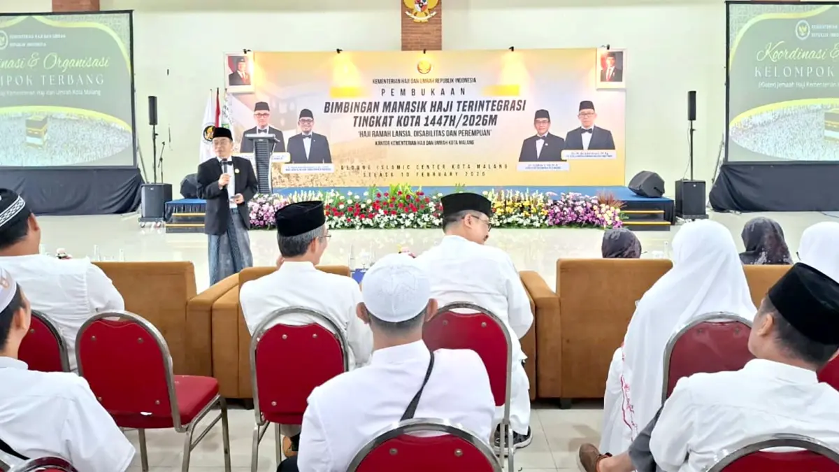 TERUS DIPANTAU: Sejumlah calon jamaah haji mengikuti kegiatan manasik di Gedung Islamic Center, Februari lalu. (Nabila Amelia / Radar Malang)
