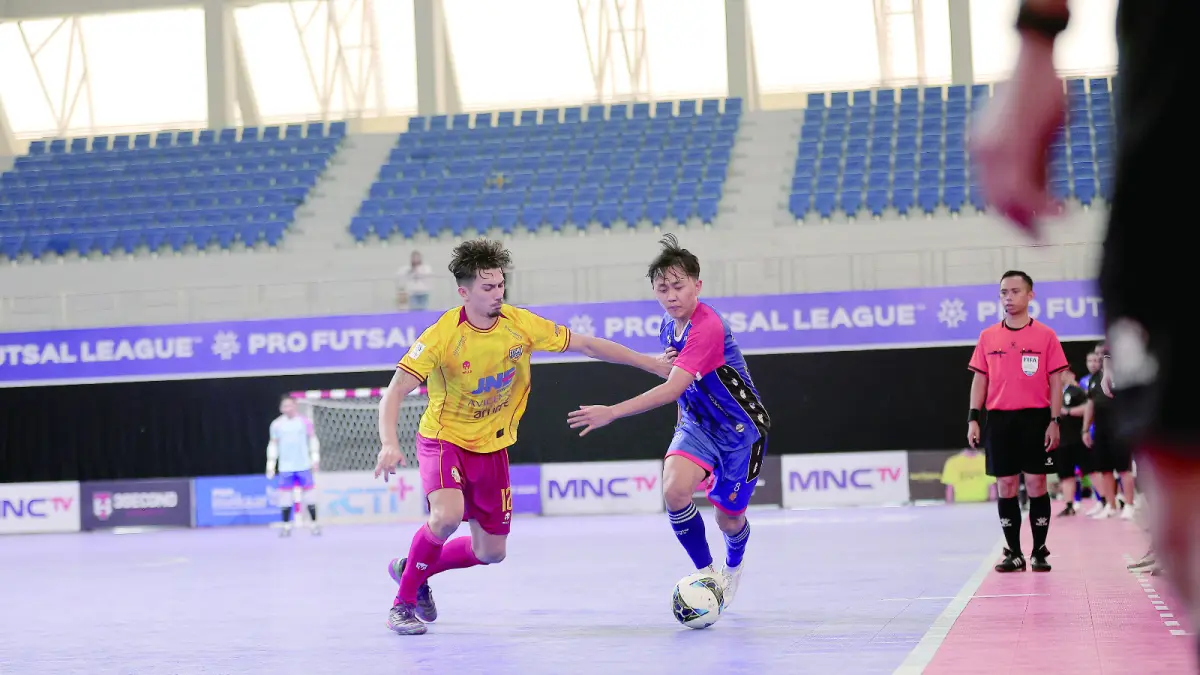 ANTI KENDUR: Flank Unggul FC Malang Adam Ahlan (kanan) berusaha melewati pemain Cosmo JNE Ruan Nakamatsu dalam laga PFL Series Solo putaran pertama.