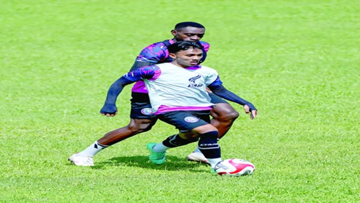 BERMODAL STATISTIK UNIK: Arkhan Fikri (depan) berusaha lepas dari penjagaan Mathues Blade dalam sesi latihan di Stadion Gajayana, Rabu lalu (15/4).