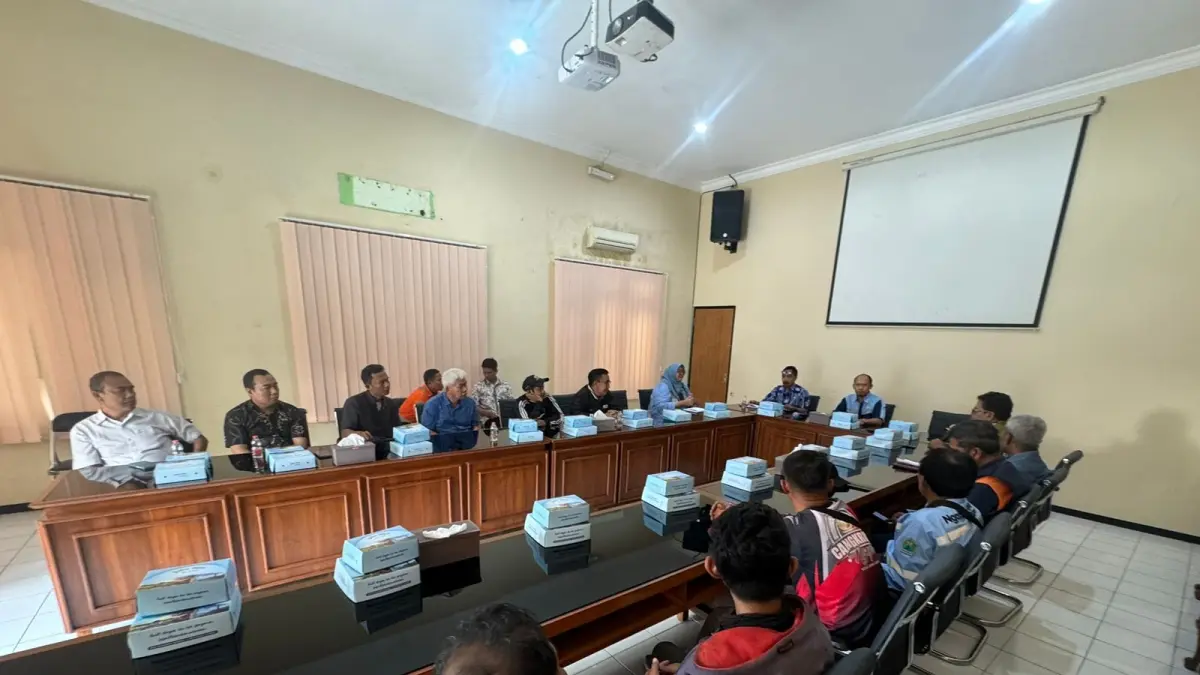 CARI SOLUSI: Warga RW 5 Jatimulyo bersama DLH Kota Malang berdiskusi terkait teknis pemilahan sampah di Kantor DLH Kota Malang pada Kamis lalu (16/4).