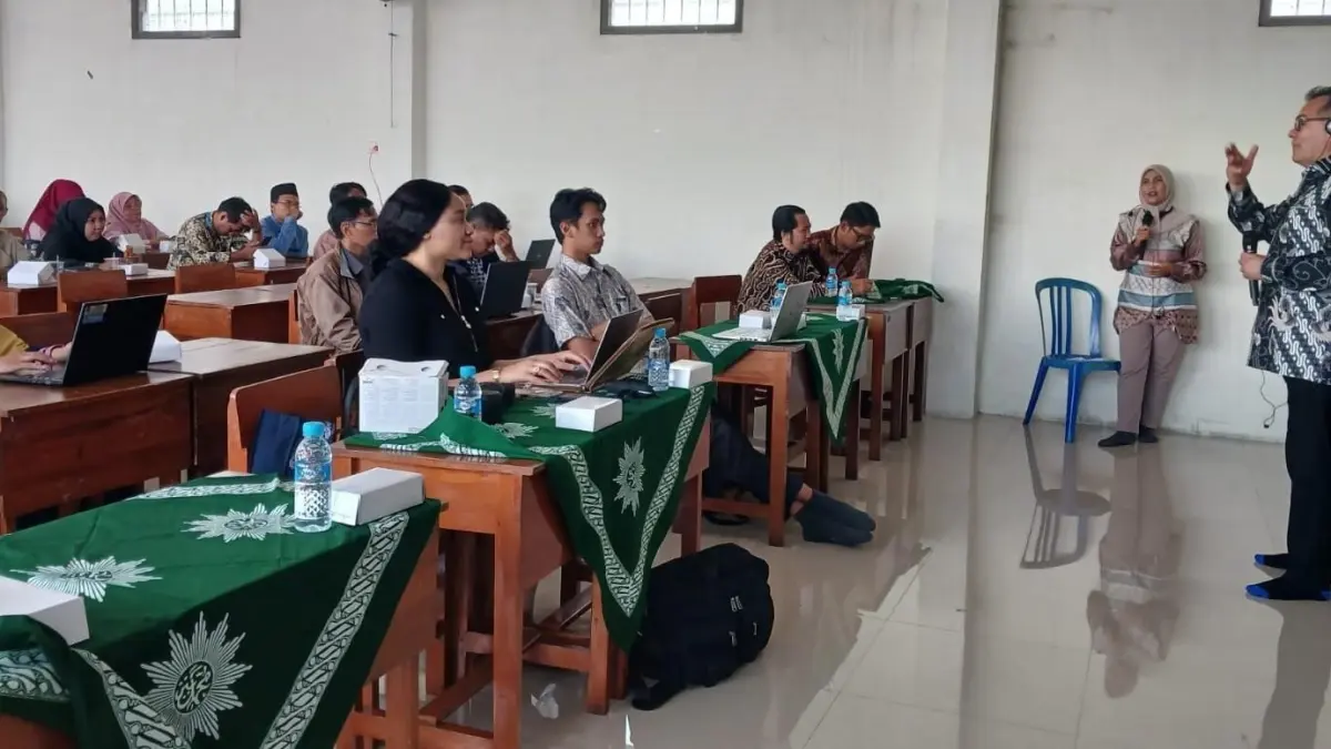 FOKUS: Workshop Pemanfaatan AI di SD Muhammadiyah (SDM) 8 KH Mas Mansur berlangsung sukses diikuti sebanyak 55 peserta, terdiri dari guru SD dan SMP, serta wali murid, Selasa lalu (14/4).