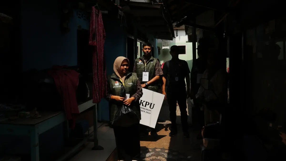 IMPLIKASI KEPUTUSAN MK: Petugas KPU melakukan sosialisasi terkait Pemilu kepada warga Kecamatan Blimbing. Sistem distrik, kuota kursi dewan bakal ditentukan dengan jumlah wilayah.