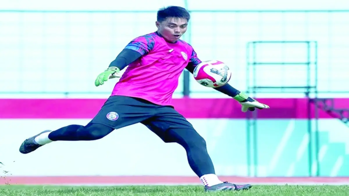 JADI PENONTON: Kiper Arema FC Gianluca Pandeynuwu melepaskan umpan dalam sesi latihan tim di Stadion Gajayana, Rabu lalu (15/4).