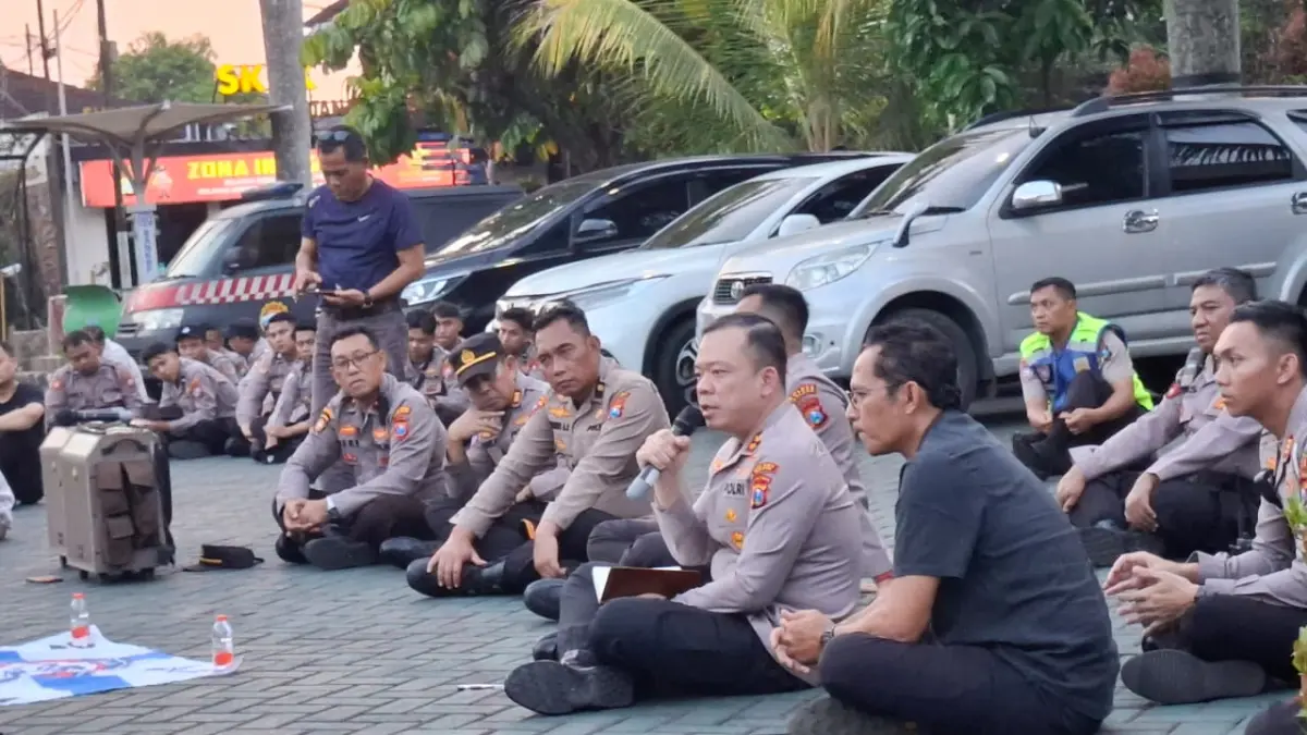 Kapolres Malang AKBP Muhammad Taat Resdi (pegang mic) menemui massa dari Aremania Bergerak, Kamis (17/4).(Biyan Mudzaky Hanindito)
