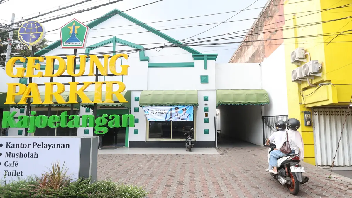 KURANg Sdm: dishub menyebut hanya ada empat petugas yang tiap hari berjaga di gedung Parkir Kajoetangan.