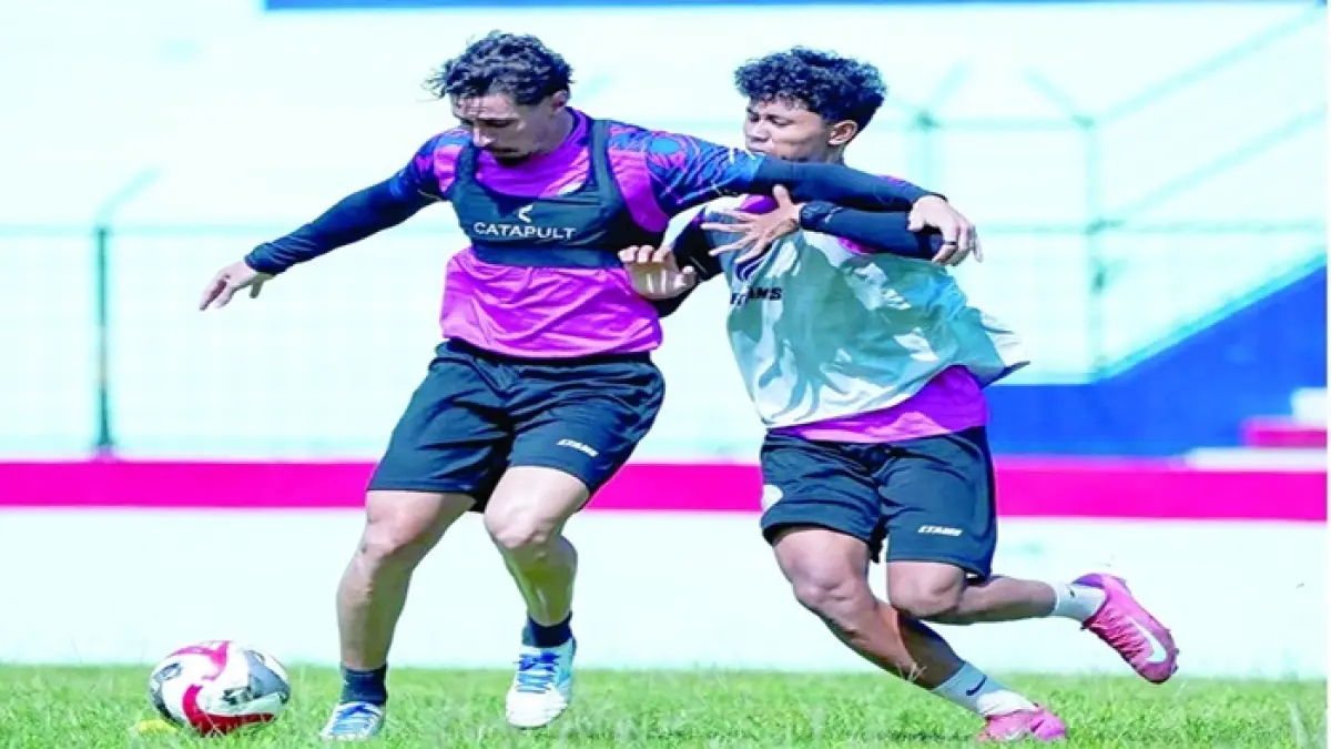 MILIKI PELUANG MENANG: Gelandang Arema FC Gustavo Franca berusaha lepas dari penjagaan Dimas Aryaguna dalam sesi latihan di Stadion Gajayana, Rabu lalu (15/4). &nbsp;