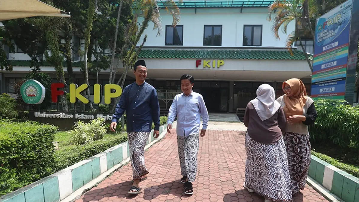 Sivitas akademika Universitas Islam Malang memakai sarung setiap hari Jumat. Aturan Jumat Bersarung mulai dijalankan pada tahun 2020 di lingkungan kampus.