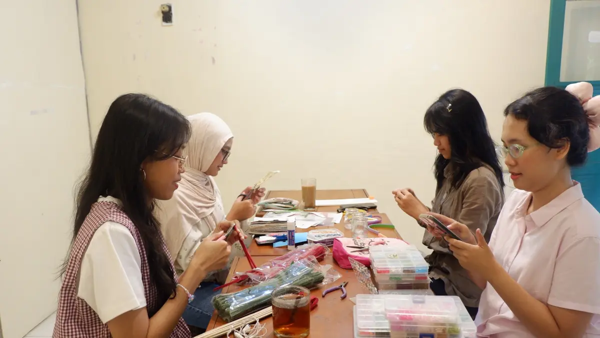 Anggota komunitas Kaliko melakukan crafting di salah satu kafe beberapa waktu lalu. (Komunitas Kaliko)