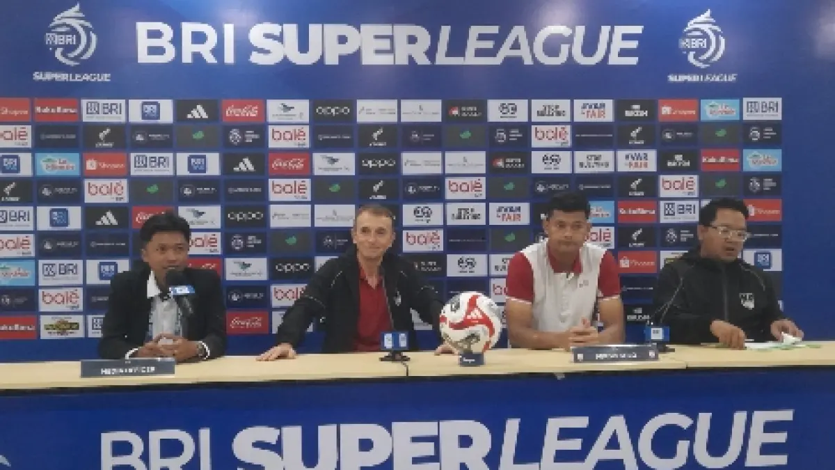 APRESIASI: Pelatih Persis Solo Milomir Seslija saat konferensi pers seusai pertandingan (18/4).