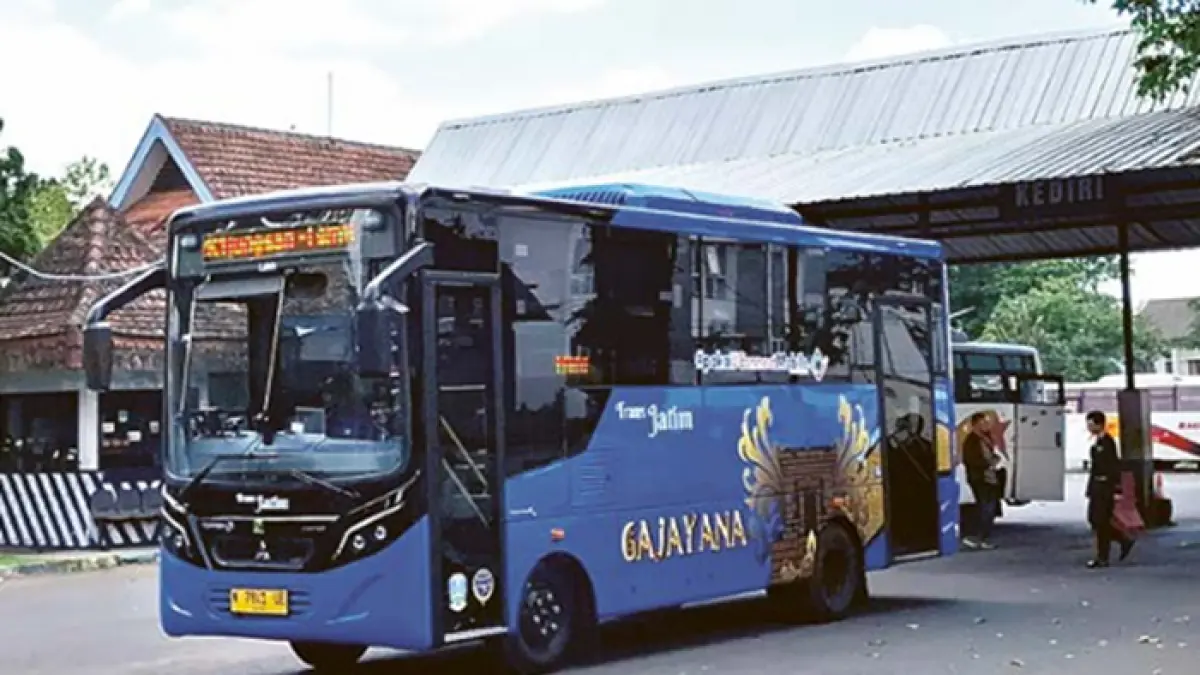 ARMADA: Bus Trans Jatim jurusan Terminal Hamid Rusdi-Kota Batu menaikkan dan menurunkan penumpang di Terminal Landungsari