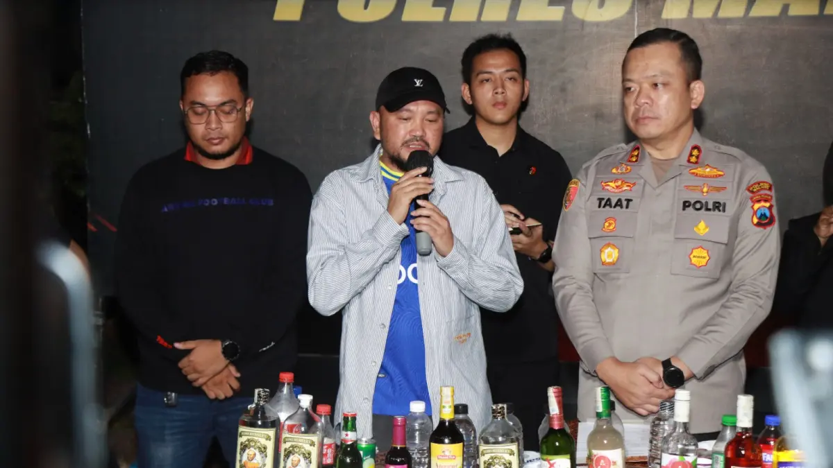 BARANG BUKTI: Polisi mengamankan puluhan botol minuman beralkohol dari oknum suporter di laga Arema FC vs Persis (18/4).
