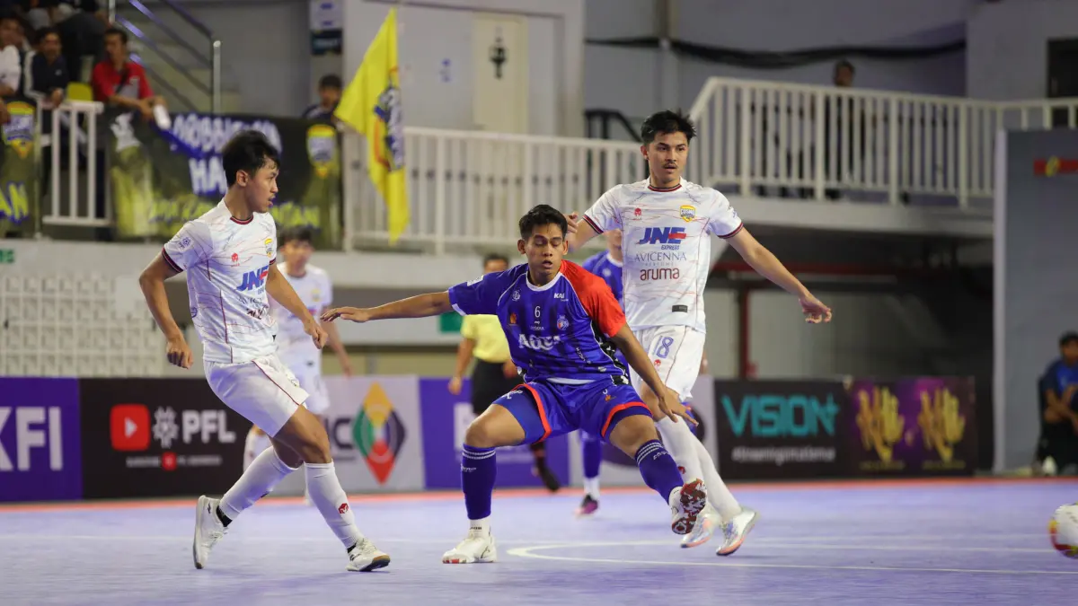 BELUM MAKSIMAL: Andres Dwi Persada (tengah) menendang bola dalam laga melawan Cosmo JNE Jakarta di GOR UNJ, Jakarta Timur, tadi malam (18/4).