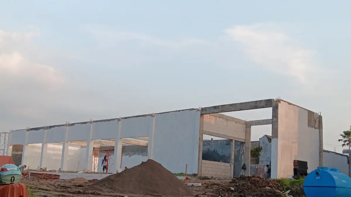 BELUM RAMPUNG: Pembangunan bangunan Koperasi Desa Merah Putih di Desa Mangliawan, Kecamatan Pakis masih dikebut hingga kemarin. (Indah Mei Yunita/Radar Malang)
