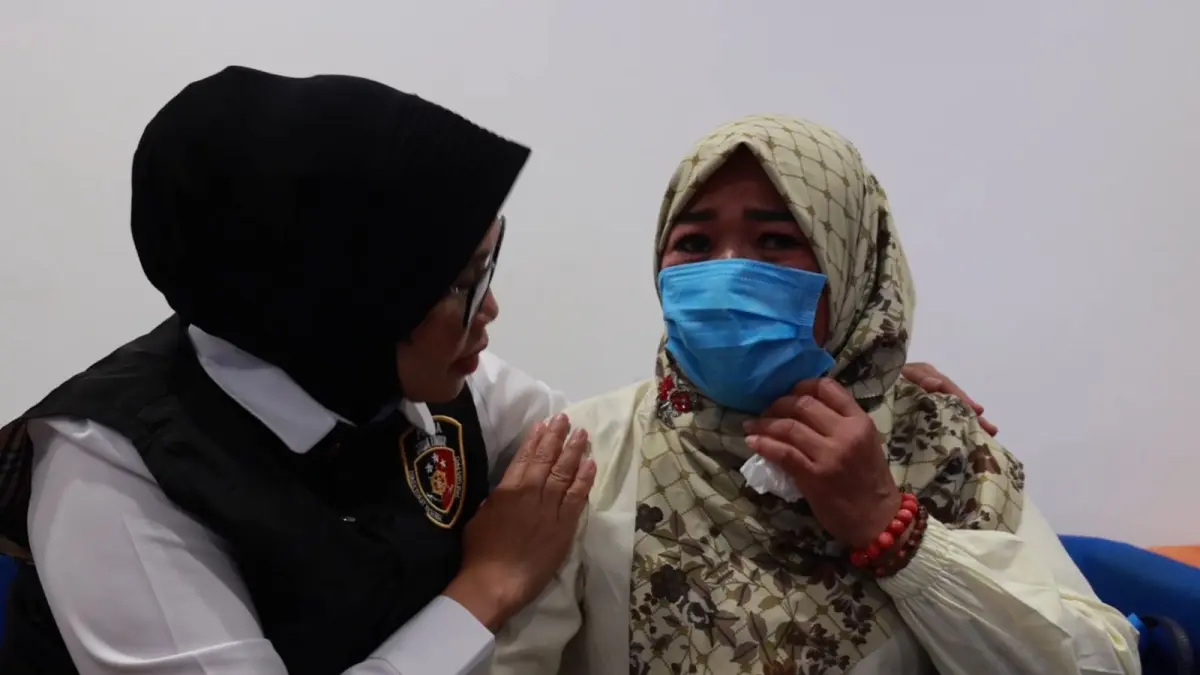 Dirres PPA-PPO Polda Jatim Kombespol Ganis Setyaningrum (kiri) mendampingi NF yang baru saja pulang dari Arab Saudi setelah menjadi korban pengiriman PMI ilegal di Bandara Juanda. (Dokumen Jawa Pos)