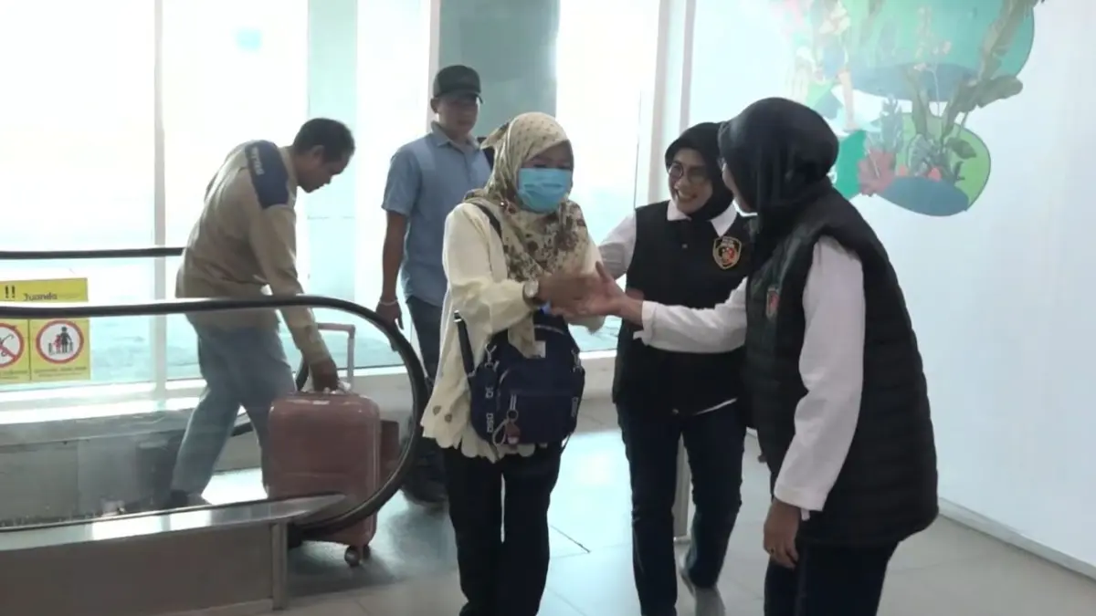 Dirres PPA-PPO Polda Jatim Kombespol Ganis Setyaningrum (kiri) mendampingi NF yang baru saja pulang dari Arab Saudi setelah menjadi korban pengiriman PMI ilegal di Bandara Juanda. (Dokumen Jawa Pos)