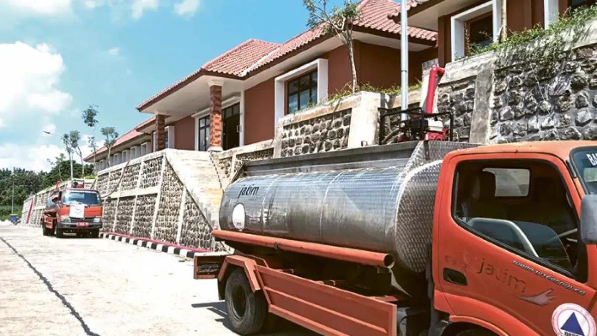 DISTRIBUSI AIR: Dua unit armada siaga di halaman kantor BPBD Kabupaten Malang kemarin. Sewaktu-waktu diterjunkan jika diperlukan.