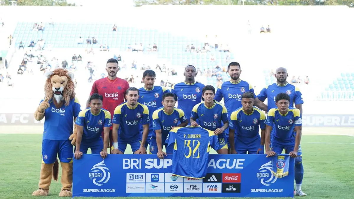 DUKUNGAN: 11 pemain utama Arema FC melakukan sesi foto sembari membentangkan jersey Pablo Oliveira di Stadion Kanjuruhan, kemarin sore (18/4).