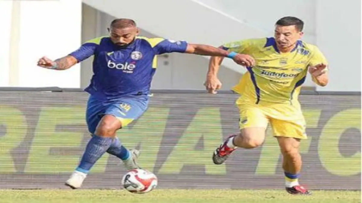 ENGGAN TERLENA: Dalberto Luan Belo (kiri) berusaha lepas dari penjagaan Gelandang Persib Thom Haye dalam laga BRI Super League putaran pertama.