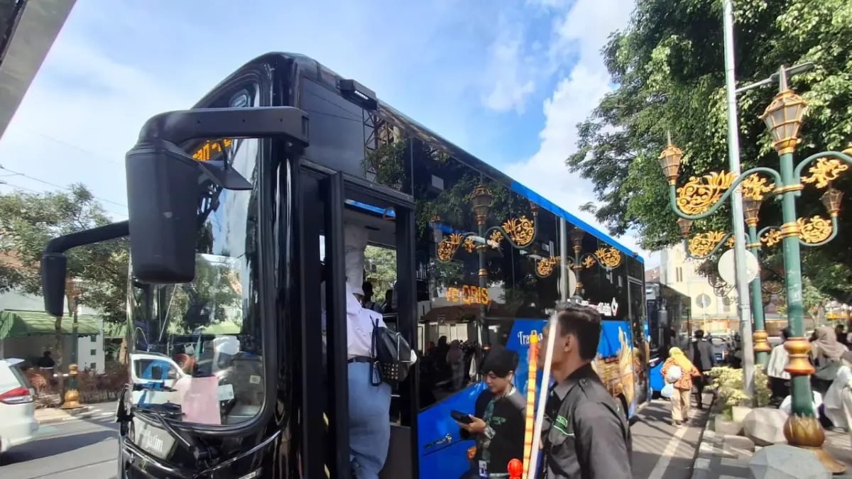 JADI PILIHAN: Bus Trans Jatim jadi moda transportasi umum yang dimanfaatkan ASN Pemkot Malang untuk ke kantor.