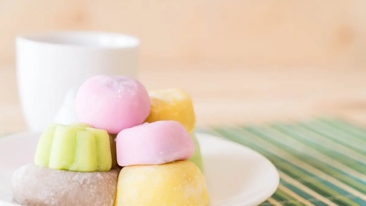 LEBIH KECIL: Kue basah yang menggoda selera.