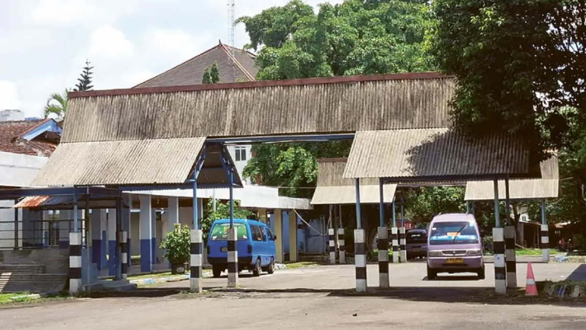 MAKSIMALKAN LAYANAN: MPU menunggu penumpang di Terminal Landungsari, Kecamatan Dau kemarin. Beberapa sarpras perlu diperbaiki