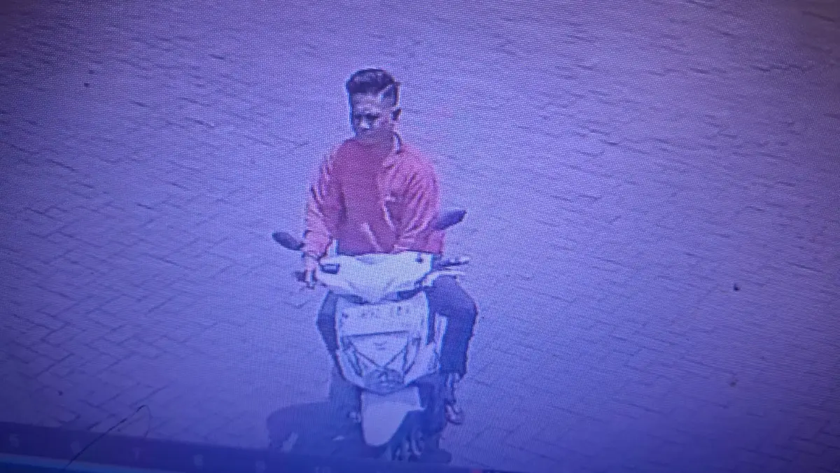Rekaman CCTV menunjukkan salah satu pelaku curanmor sedang beraksi di daerah Singosari. (Humas Polres Malang)