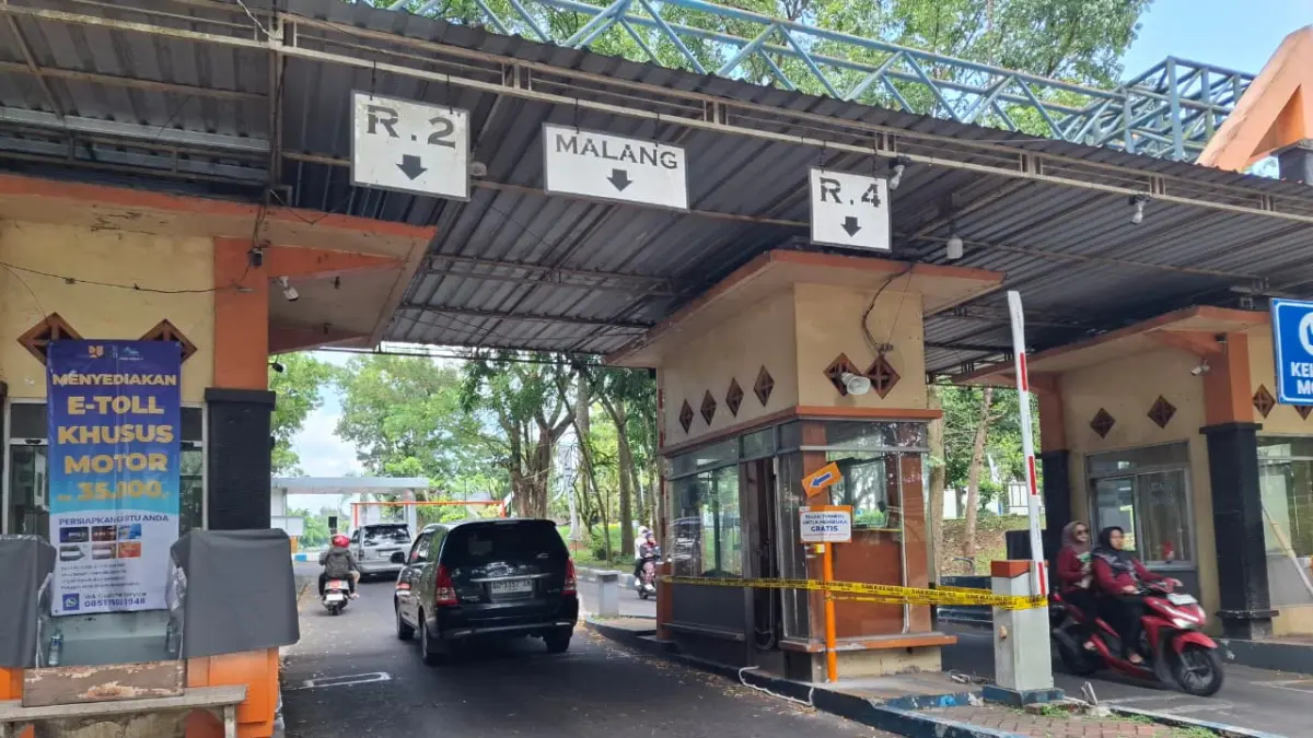 Sejumlah kendaraan melintas di gate Bendungan Lahor yang masih diberi garis polisi kemarin siang. (Biyan Mudzaky Hanindito/Radar Malang)