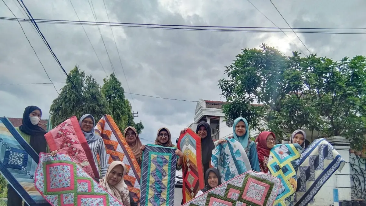 Taplak meja patchwork hasil kerajinan anggota komunitas Crafting in Love Malang memakai kain perca. (Crafting in Love Malang)