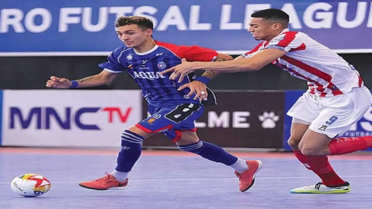 TERMOTIVASI: Andres Josue Teran (kiri) berusaha lepas dari penjagaan pemain asing Black Steel FC Papua, dalam laga PFL Series Tangerang, putaran pertama.

