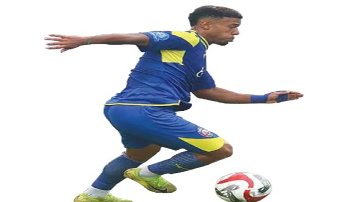 TERPACU BERIKAN TERBAIK: Winger Arema FC Gabriel Silva menggiring bola dalam laga BRI Super League di Stadion Kanjuruhan.