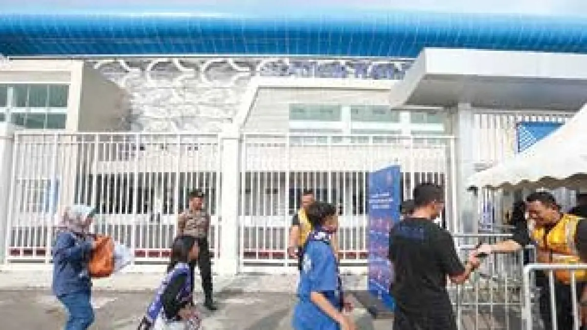 TERUS BERSIAP: Petugas keamanan memeriksa Aremania sebelum masuk ring dua Stadion Kanjuruhan.