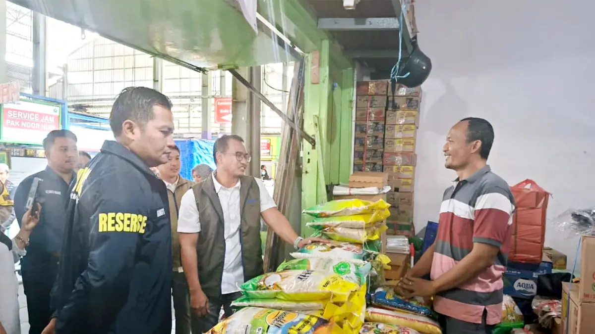TURUN LAPANGAN: Tim gabungan yang dipimpin Bulog Cabang Malang mengecek harga pangan di salah satu toko di Pasar Bunulrejo, kemarin.