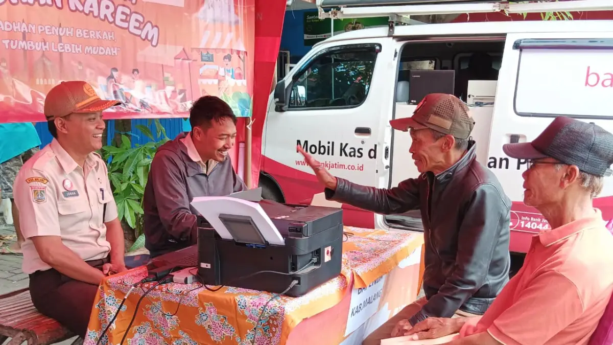 Warga Pakisaji membayar PBB di mobil layanan Bapenda Kabupaten Malang bulan lalu. (Indah Mei Yunita/Radar Malang)