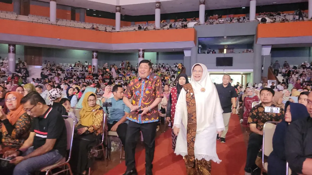 BAHAGIA : Ekspresi kegembiraan Kepala Disdikbud Kota Malang Suwarjana SE MM (kiri) saat menghadiri SPEKTA III SD Insan Amanah Malang.