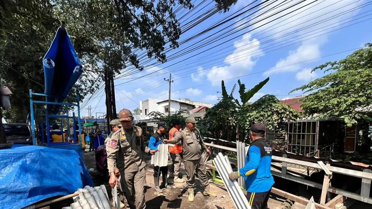 CEGAH BANJIR: Personel Satpol PP Provinsi Jatim menertibkan bangunan liar di tepi sungai Surak, Lawang beberapa waktu lalu.