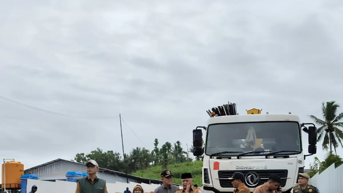 DIKEBUT: Bupati Malang H M. Sanusi didampingi Kepala DPUBM Kabupaten Malang Khairul Isnaidi Kusuma (kiri) meninjau pengerjaan jalan Gondanglegi-Balekambang beberapa waktu lalu.