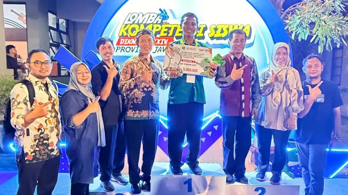 DUKUNGAN PENUH: Kepala Sekolah Slamet Winarto MPd (kiri) dan Budi Purwanto SPd MM bersama manajemen SMKN 5 Malang Faiz Abdullah menjadi Jawara bidang lomba Animasi (3D Game Art) LKS DIKMEN Jatim.
