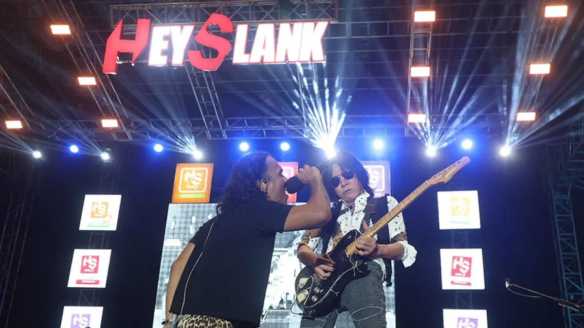ENERGIK: Vokalis Slank Kaka (kiri) bersama Sang Gitaris Abdee tampil penuh totalitas dalam konser bertajuk HS X Slank di Lapangan Rampal, Minggu malam (19/4). (foto: Darmono/Radar Malang)