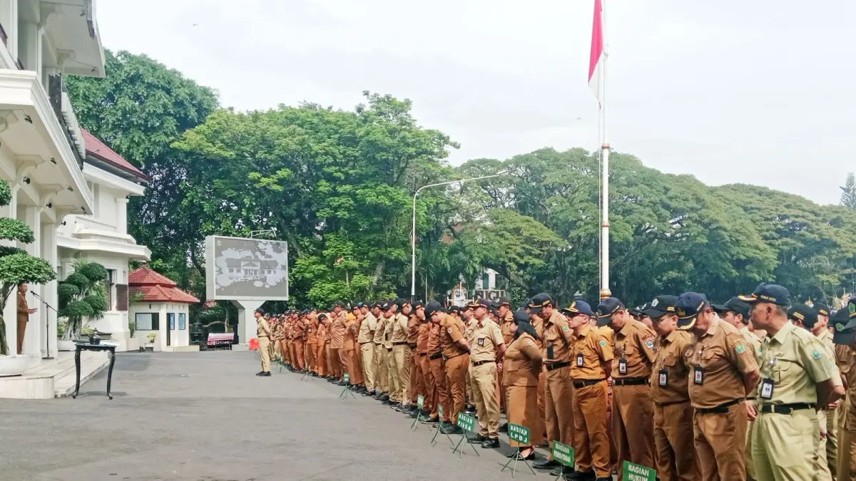 HARUS DIIMBANGI PAD: Sejumlah ASN Pemkot Malang ambil bagian dalam kegiatan apel di halaman Balai Kota Malang, beberapa waktu lalu. (ANDIKA SATRIA PERDANA / RADAR MALANG)